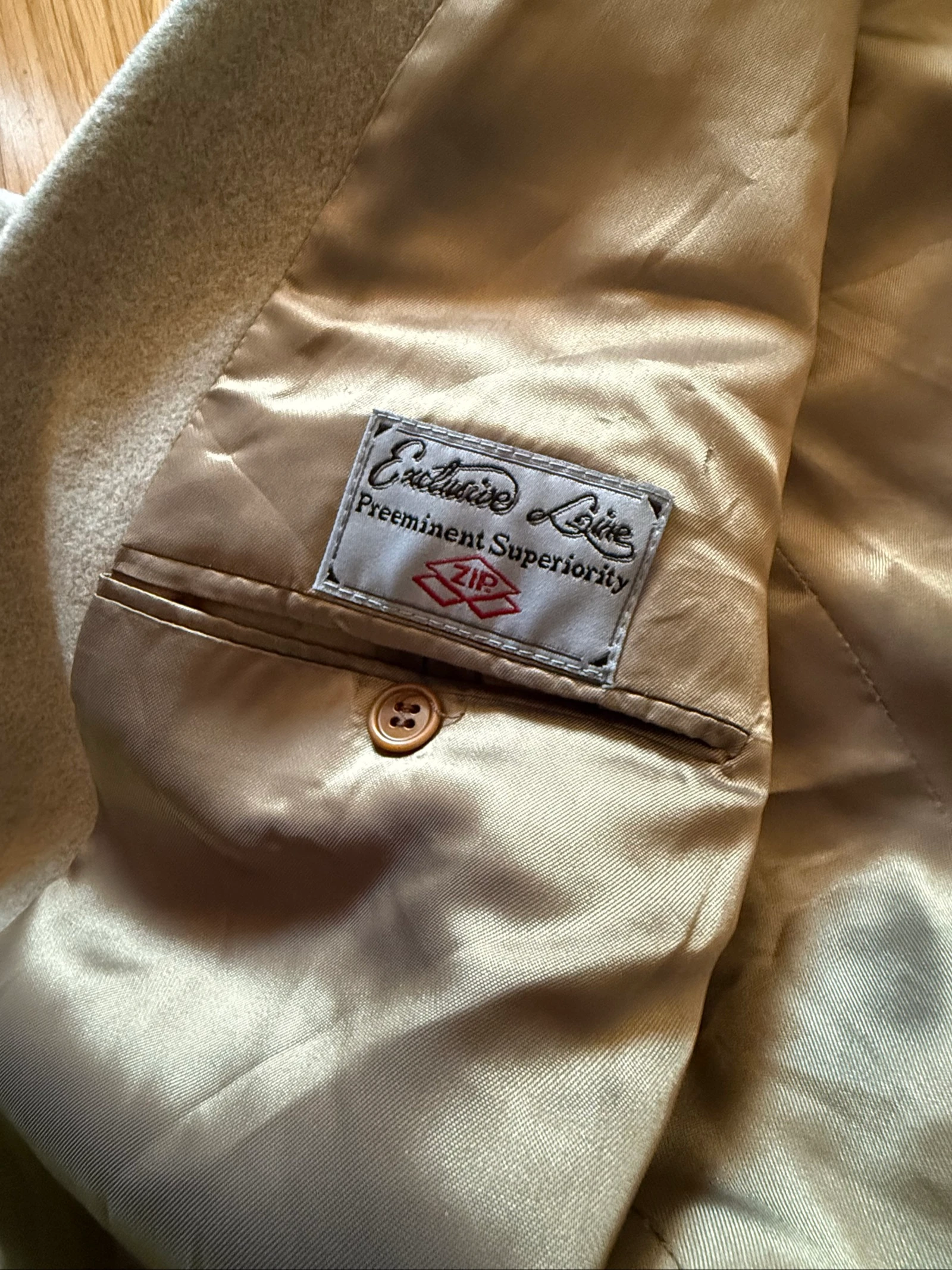 Chaqueta vintage, talla 52 italiana, nunca usada. Los bolsillos delanteros todavía están cosidos, sin embargo, hay algunas imperfecciones – photo 17